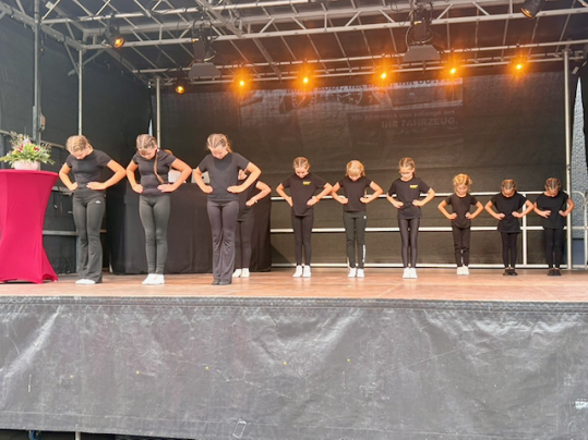 Mit Tanz und Kuchen: Kindergarde beim Maybachfest Mit Tanz und Kuchen: Kindergarde beim Maybachfest