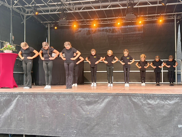 Mit Tanz und Kuchen: Kindergarde beim Maybachfest